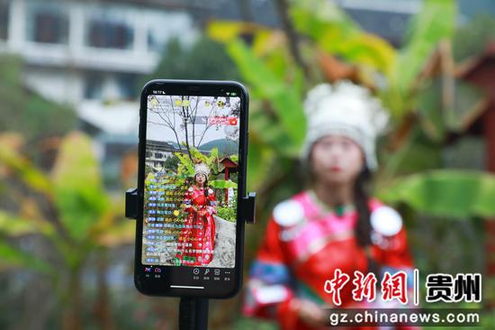 剑河仰阿莎温泉小镇主播正在直播销售。剑河县融媒体中心供图 剑河仰阿莎温泉小镇主播正在直播销售。剑河县融媒体中心供图