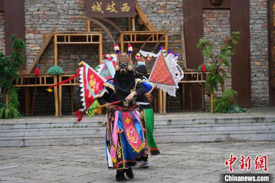 图为1月30日,《殷郊兵发西岐》地戏演出现场。 石小杰 摄 图为1月30日,《殷郊兵发西岐》地戏演出现场。 石小杰 摄