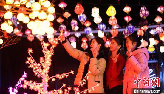 图为游客在侗乡风情园景区自拍。胡攀学 摄