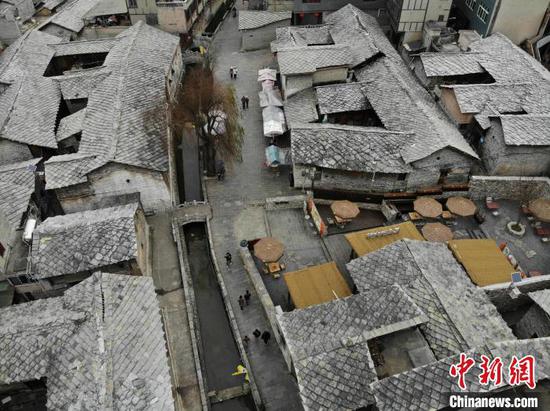 图为航拍游客游览天龙屯堡。石小杰 摄 图为航拍游客游览天龙屯堡。石小杰 摄