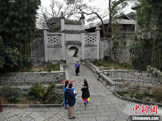 天龙屯堡位于贵州省安顺市平坝区,源于明朝初年实施的“调北征南”军事行动以及随后的“调北填南”政策。随着历史变迁,军民在此繁衍生息,自成一脉的“屯堡文化”也因此逐渐成形。春节假期,许多游客走进天龙屯堡,探寻600多年前的大明遗风,感受“屯堡文化”的魅力。图为游客在天龙屯堡拍照打卡。石小杰 摄 天龙屯堡位于贵州省安顺市平坝区,源于明朝初年实施的“调北征南”军事行动以及随后的“调北填南”政策。随着历史变迁,军民在此繁衍生息,自成一脉的“屯堡文化”也因此逐渐成形。春节假期,许多游客走进天龙屯堡,探寻600多年前的大明遗风,感受“屯堡文化”的魅力。图为游客在天龙屯堡拍照打卡。石小杰 摄