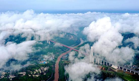 赤水河两岸绿水青山，赤水河红军大桥横跨而过。