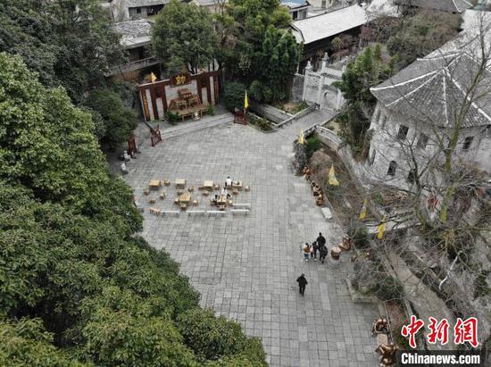 图为航拍游客游览天龙屯堡。石小杰 摄 图为航拍游客游览天龙屯堡。石小杰 摄