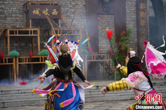 图为1月30日,《殷郊兵发西岐》地戏演出现场。 石小杰 摄 图为1月30日,《殷郊兵发西岐》地戏演出现场。 石小杰 摄