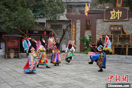 图为1月30日,《殷郊兵发西岐》地戏演出现场。 石小杰 摄 图为1月30日,《殷郊兵发西岐》地戏演出现场。 石小杰 摄