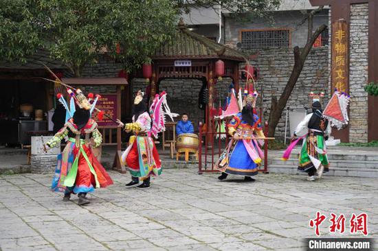 图为1月30日,《殷郊兵发西岐》地戏演出现场。 石小杰 摄 图为1月30日,《殷郊兵发西岐》地戏演出现场。 石小杰 摄