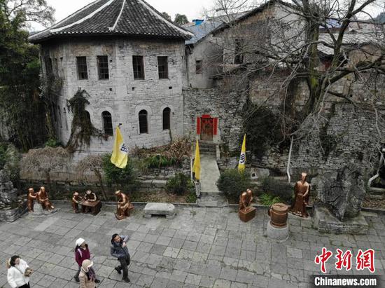 图为航拍游客游览天龙屯堡。石小杰 摄 图为航拍游客游览天龙屯堡。石小杰 摄