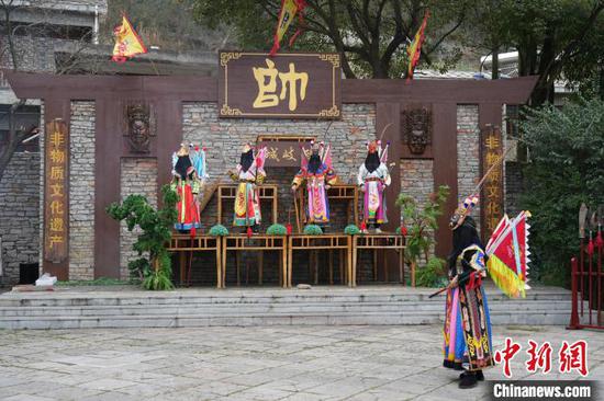 1月30日,随着一阵阵锣鼓声响起,一台名为《殷郊兵发西岐》的地戏在贵州省安顺市平坝区天龙屯堡景区粉墨登场。演员们头顶面具,面罩青纱,背插小旗,手持刀、枪等兵器,在铿锵的锣鼓伴奏中相互唱、和、舞、打,吸引了众多游客前来观赏。具有600多年历史的安顺地戏,俗称“跳神”,被誉为“中国戏剧的活化石”,2006年被国务院列入中国第一批国家级非物质文化遗产保护名录。图为1月30日,《殷郊兵发西岐》地戏演出现场。 石小杰 摄 1月30日,随着一阵阵锣鼓声响起,一台名为《殷郊兵发西岐》的地戏在贵州省安顺市平坝区天龙屯堡景区粉墨登场。演员们头顶面具,面罩青纱,背插小旗,手持刀、枪等兵器,在铿锵的锣鼓伴奏中相互唱、和、舞、打,吸引了众多游客前来观赏。具有600多年历史的安顺地戏,俗称“跳神”,被誉为“中国戏剧的活化石”,2006年被国务院列入中国第一批国家级非物质文化遗产保护名录。图为1月30日,《殷郊兵发西岐》地戏演出现场。 石小杰 摄