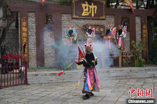 图为1月30日,《殷郊兵发西岐》地戏演出现场。 石小杰 摄 图为1月30日,《殷郊兵发西岐》地戏演出现场。 石小杰 摄