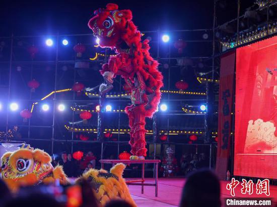 图为民间艺人在侗乡风情园景区为游客表演舞狮。胡攀学 摄