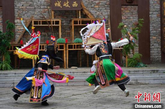 图为1月30日,《殷郊兵发西岐》地戏演出现场。 石小杰 摄 图为1月30日,《殷郊兵发西岐》地戏演出现场。 石小杰 摄