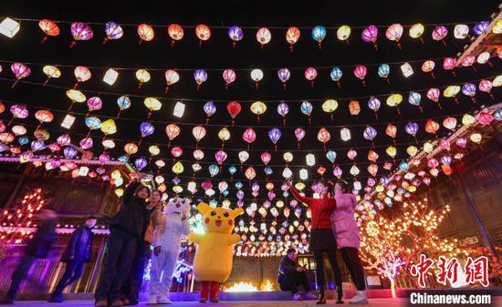 图为游客在侗乡风情园景区游览。胡攀学 摄