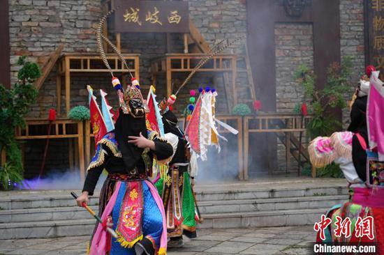 图为1月30日,《殷郊兵发西岐》地戏演出现场。 石小杰 摄 图为1月30日,《殷郊兵发西岐》地戏演出现场。 石小杰 摄