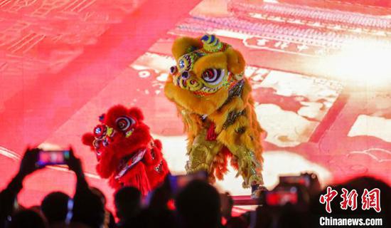 图为民间艺人在侗乡风情园景区为游客表演舞狮。胡攀学 摄