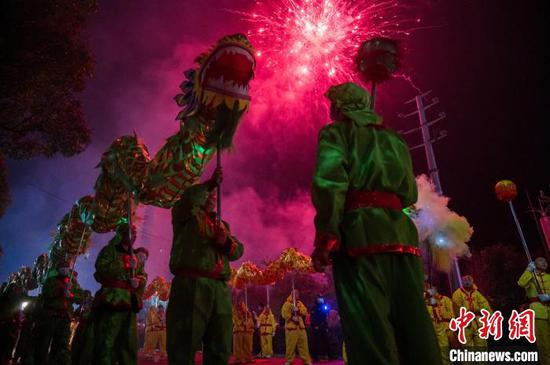 图为贵州务川“巳巳皆如意•都濡闹新春”春节巡游活动现场。中新社记者 唐哲 摄