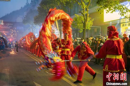 图为贵州务川“巳巳皆如意•都濡闹新春”春节巡游活动现场。中新社记者 唐哲 摄