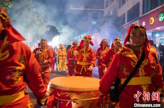 图为贵州务川“巳巳皆如意•都濡闹新春”春节巡游活动现场。中新社记者 唐哲 摄