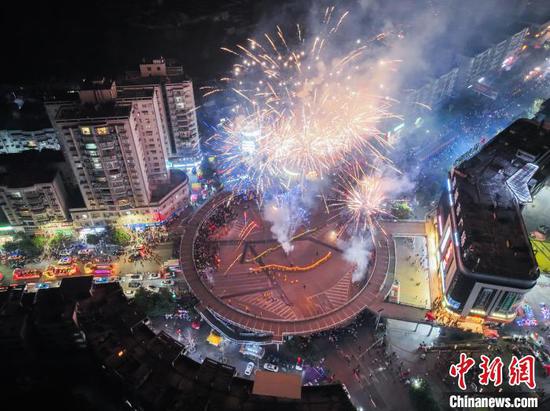 1月30日晚，贵州省遵义市务川仡佬族苗族自治县2025年“巳巳皆如意•都濡闹新春”春节巡游活动举行，舞龙、花灯、腰鼓等队伍参与巡游并与民众互动，现场热闹非凡。图为航拍贵州务川“巳巳皆如意•都濡闹新春”春节巡游活动现场。（无人机照片）中新社记者 瞿宏伦 摄