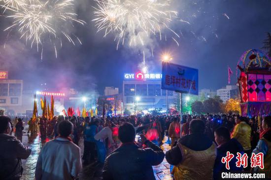 图为贵州务川“巳巳皆如意•都濡闹新春”春节巡游活动现场。中新社记者 唐哲 摄