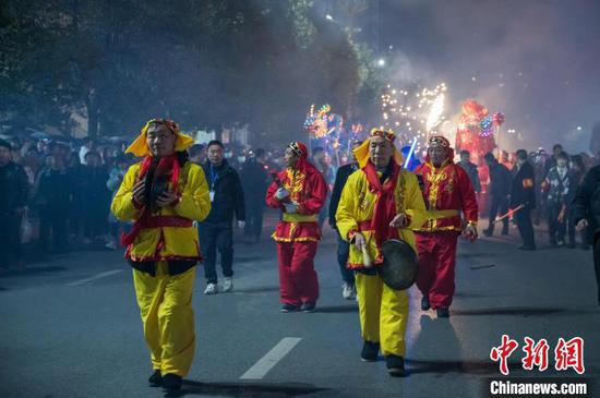 图为贵州务川“巳巳皆如意•都濡闹新春”春节巡游活动现场。中新社记者 唐哲 摄