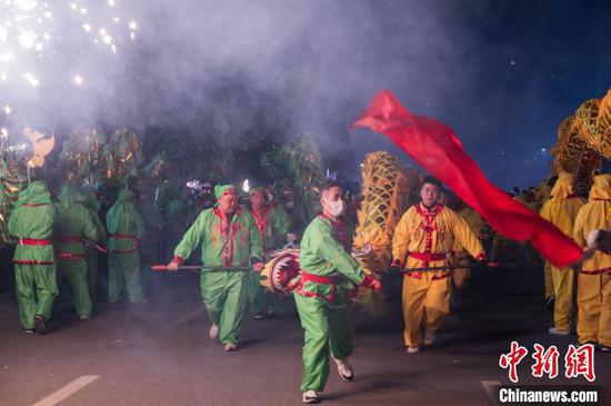 图为贵州务川“巳巳皆如意•都濡闹新春”春节巡游活动现场。中新社记者 唐哲 摄