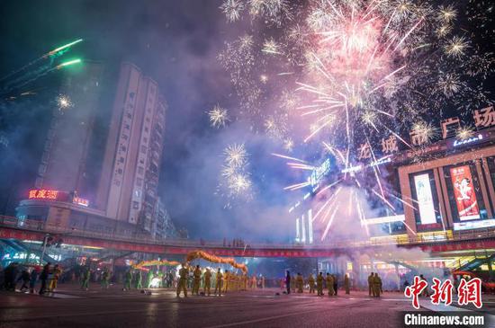 图为贵州务川“巳巳皆如意•都濡闹新春”春节巡游活动现场。中新社记者 唐哲 摄