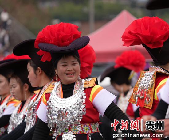 苗族妇女着盛装参加跳洞