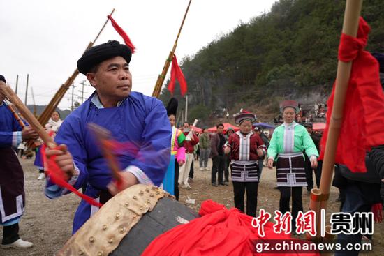 苗族汉子打起锣鼓闹新春