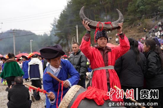 打起锣鼓举起牛角闹新春