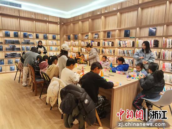 禹悦书房坐满读者。王力中摄