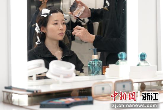 消费者体验“中国妆”。花西子 供图 消费者体验“中国妆”。花西子 供图