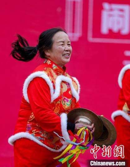 图为民间艺人在玉屏侗族自治县城区舞阳广场敲击“闹年锣”。胡攀学 摄 图为民间艺人在玉屏侗族自治县城区舞阳广场敲击“闹年锣”。胡攀学 摄