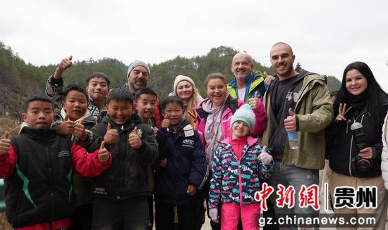 外国游客祝福新春快乐