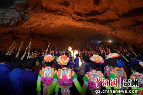 苗族同胞跳洞祭祀迎新春