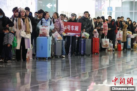 2月3日，乘坐专列的务工人员在桐梓东站候车。 记者 瞿宏伦 摄