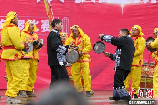 图为民间艺人在玉屏侗族自治县城区舞阳广场敲击“闹年锣”。胡攀学 摄 图为民间艺人在玉屏侗族自治县城区舞阳广场敲击“闹年锣”。胡攀学 摄