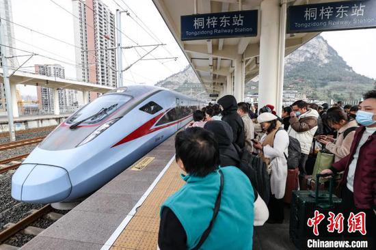 2月3日,乘坐专列的务工人员在桐梓东站月台候车。中新社记者 瞿宏伦 摄 2月3日,乘坐专列的务工人员在桐梓东站月台候车。中新社记者 瞿宏伦 摄