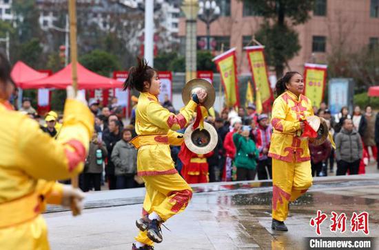图为民间艺人在玉屏侗族自治县城区舞阳广场敲击“闹年锣”。胡攀学 摄 图为民间艺人在玉屏侗族自治县城区舞阳广场敲击“闹年锣”。胡攀学 摄