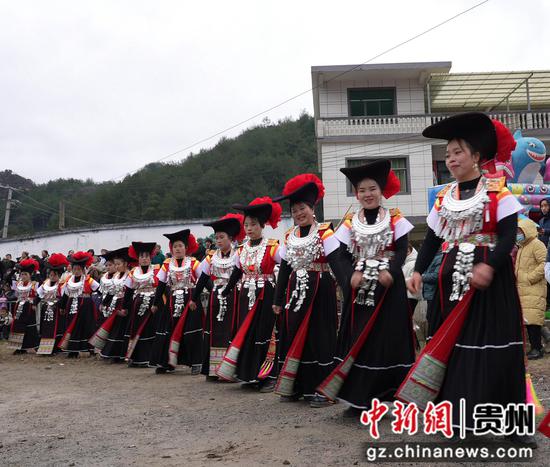 苗族妇女着盛装迎新春