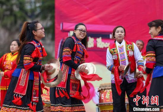 图为民间艺人在玉屏侗族自治县城区舞阳广场敲击“闹年锣”。胡攀学 摄 图为民间艺人在玉屏侗族自治县城区舞阳广场敲击“闹年锣”。胡攀学 摄
