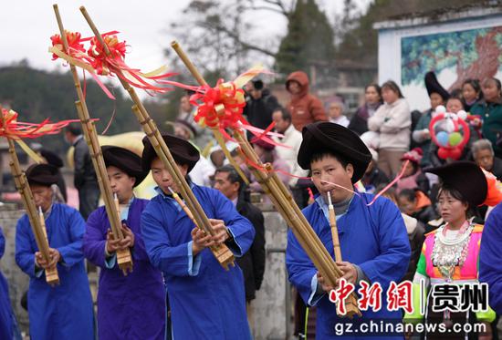 苗族青年吹起芦笙闹新春