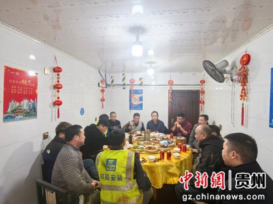 建设工人们在一起享用别样年夜饭。 建设工人们在一起享用别样年夜饭。