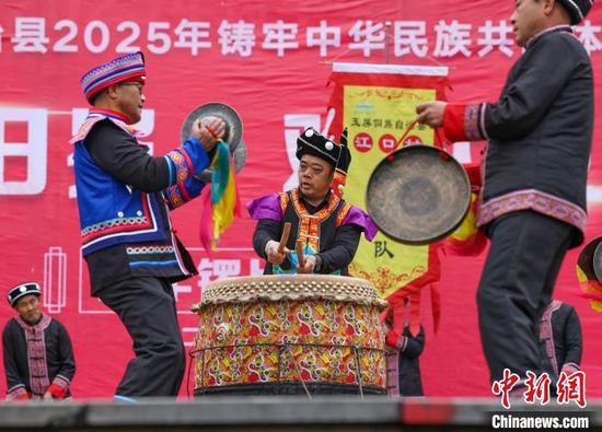 图为民间艺人在玉屏侗族自治县城区舞阳广场敲击“闹年锣”。胡攀学 摄 图为民间艺人在玉屏侗族自治县城区舞阳广场敲击“闹年锣”。胡攀学 摄