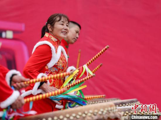 图为民间艺人在“闹年锣”活动中打鼓。胡攀学 摄 图为民间艺人在“闹年锣”活动中打鼓。胡攀学 摄