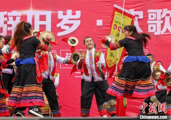 图为民间艺人在玉屏侗族自治县城区舞阳广场敲击“闹年锣”。胡攀学 摄 图为民间艺人在玉屏侗族自治县城区舞阳广场敲击“闹年锣”。胡攀学 摄
