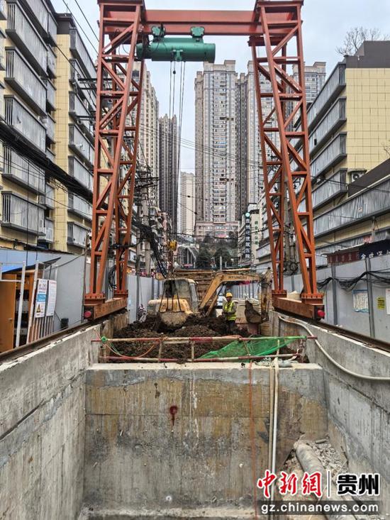 建设者们在施工现场。 建设者们在施工现场。