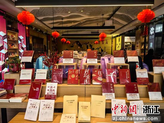 德清县新华书店喜庆气氛。王力中摄