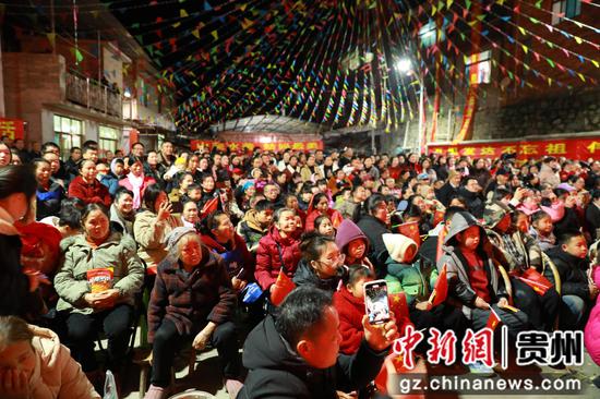 群众正在观看剑河县南哨镇姑妈回娘家活动中举办的文艺演出。杨家孟 摄 群众正在观看剑河县南哨镇姑妈回娘家活动中举办的文艺演出。杨家孟 摄