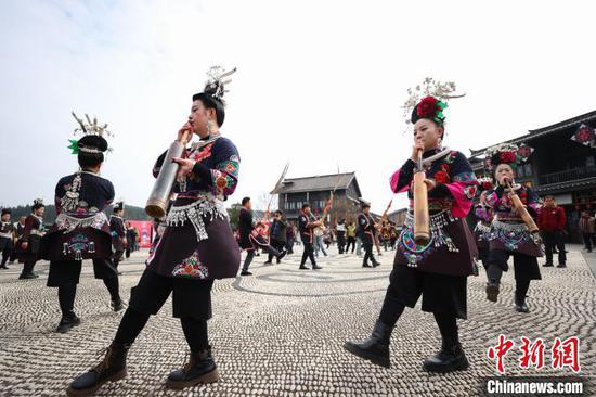 圖為身著傳統(tǒng)服飾的苗族群眾在丹寨縣萬達(dá)小鎮(zhèn)跳蘆笙舞。楊武魁攝