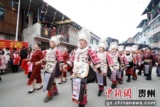 剑河县南哨镇姑妈回娘家活动现场。杨家孟 摄 剑河县南哨镇姑妈回娘家活动现场。杨家孟 摄